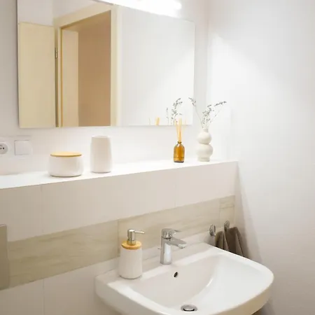 With Garden & Free Parking & Late Check Out Apartment *