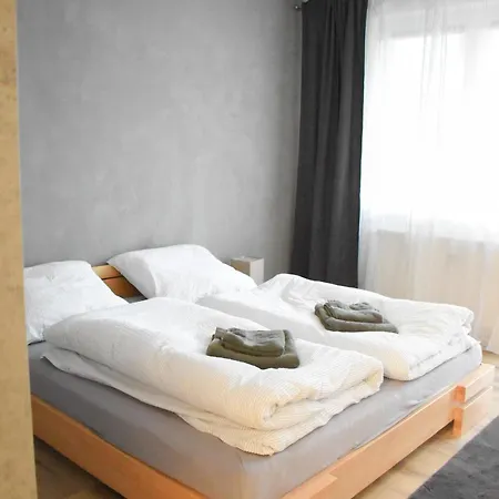 Apartment With Garden & Free Parking & Late Check Out *