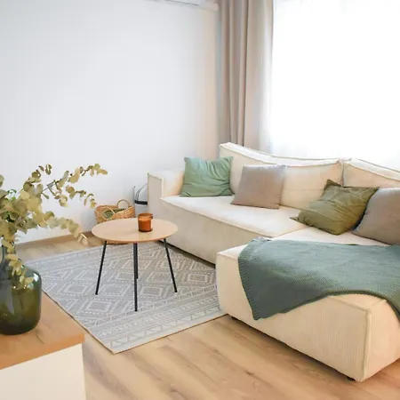 With Garden & Free Parking & Late Check Out Apartment *